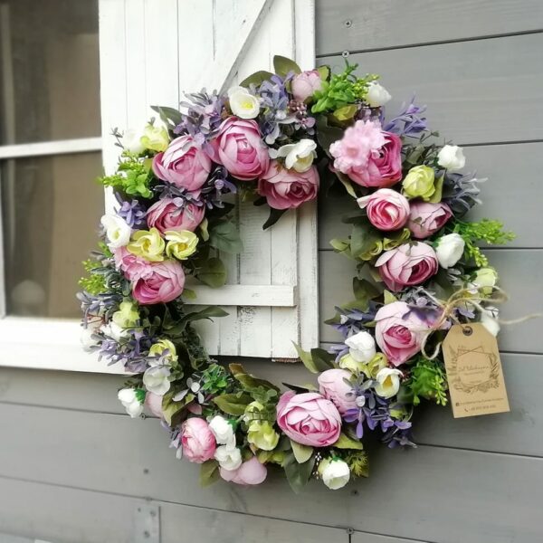 ręcznie robiony wianek dekoracyjny z pełnikami na drzwi