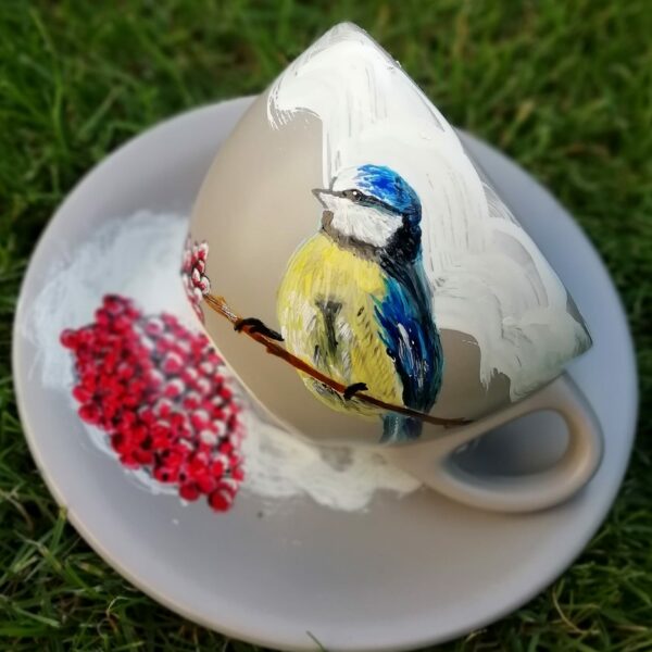 ręcznie malowana beżowa porcelanowa filiżanka z sikorką i jarzębiną hand made