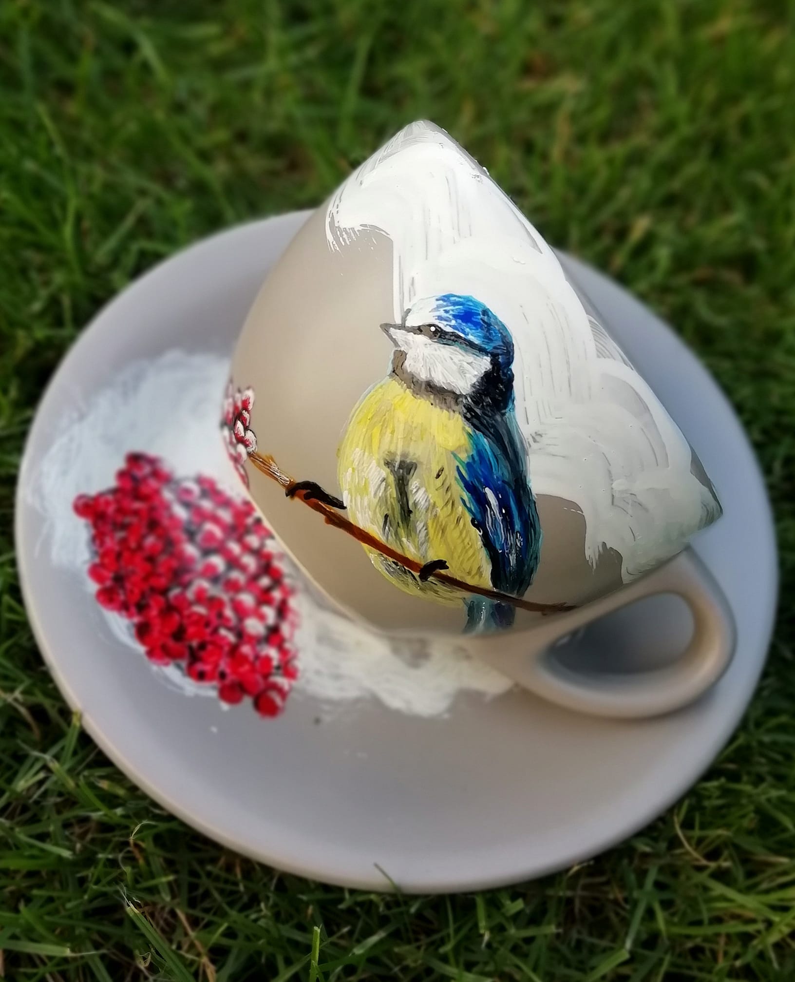 120453840_638996286761011_945434618196914400_o ręcznie malowana beżowa porcelanowa filiżanka z sikorką i jarzębiną hand made