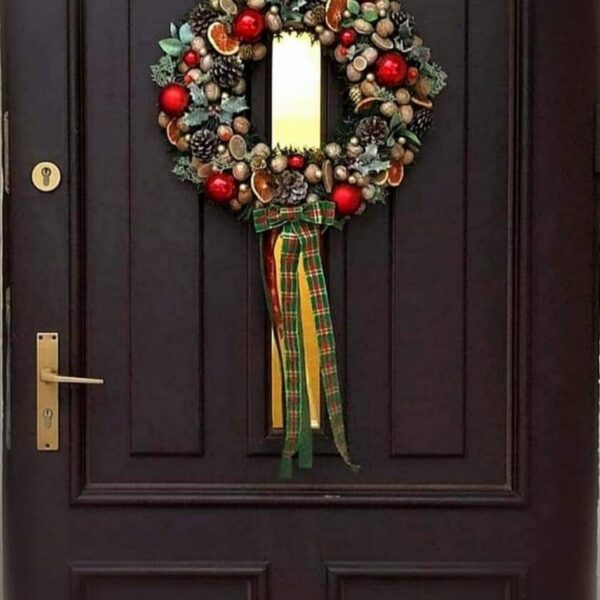 Wianek Bożonarodzeniowy na drzwi ze wstążkami i bombkami