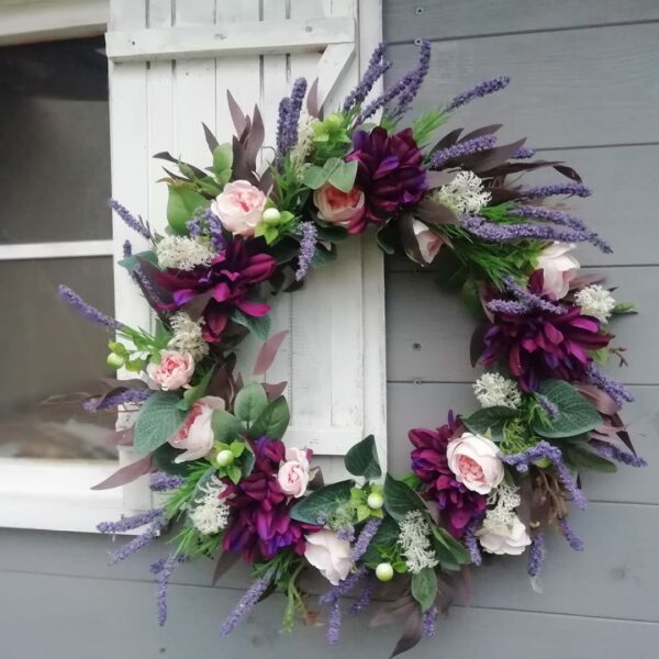 ręcznie robiony wianek hand made fioletowo bordowy z chryzantemą i dziką różą