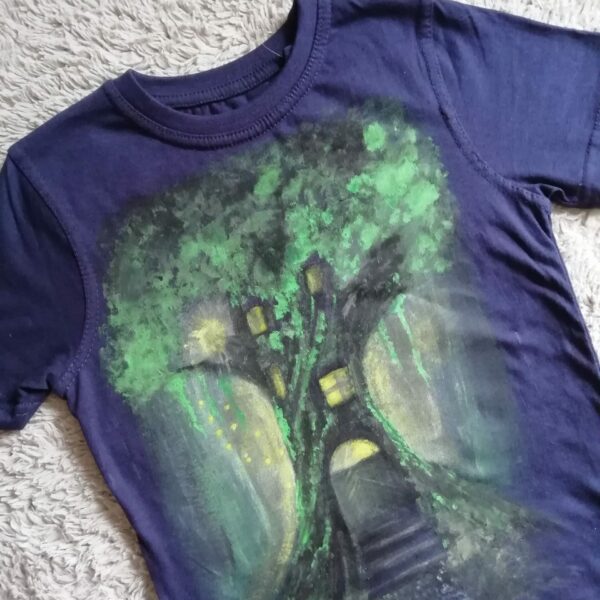 hand made granatowa koszulka Tshirt z ręcznie namalowanym zielonym baśniowym drzewem