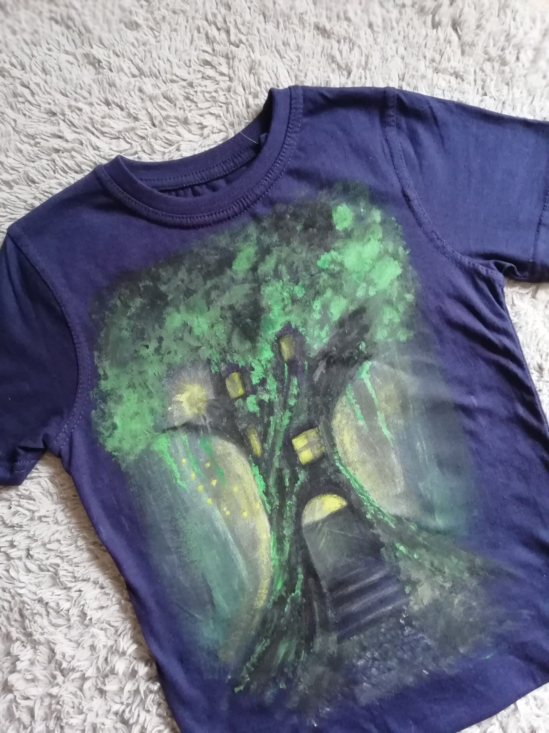 140763142_165968121642244_8864863095848553337_n hand made granatowa koszulka Tshirt z ręcznie namalowanym zielonym baśniowym drzewem