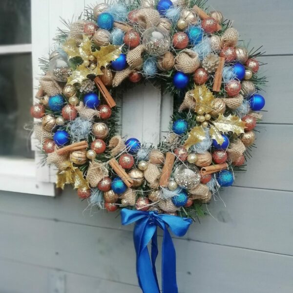 świąteczny wianek na drzwi ze wstążką i bombkami