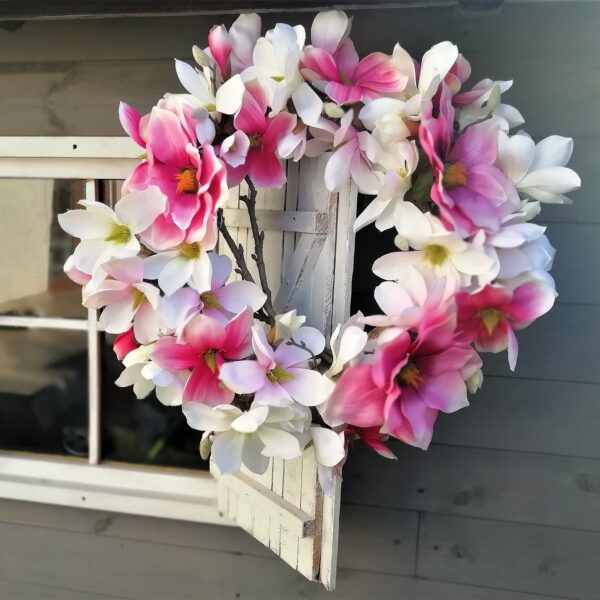 hand made wianek dekoracyjny z magnolii w kolorze bieli i pastelowego różu