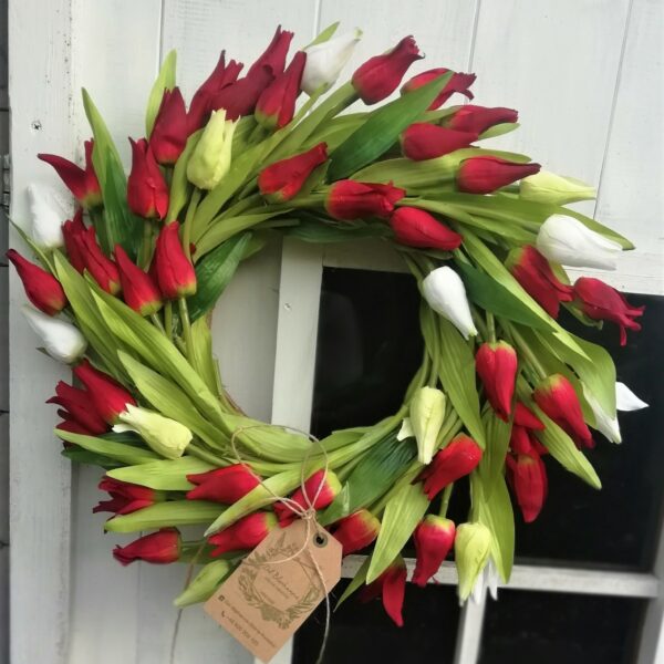 hand made wianek dekoracyjny na drzwi z czerwonych i białych tulipanów
