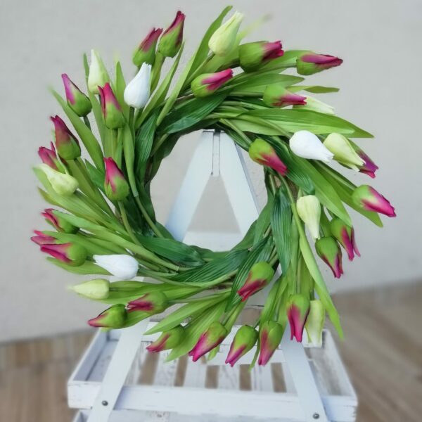 hand made wianek dekoracyjny na drzwi z fioletowych i białych tulipanów