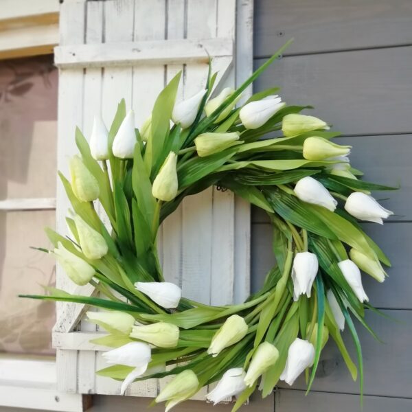 hand made wianek dekoracyjny na drzwi z kremowych i białych tulipanów