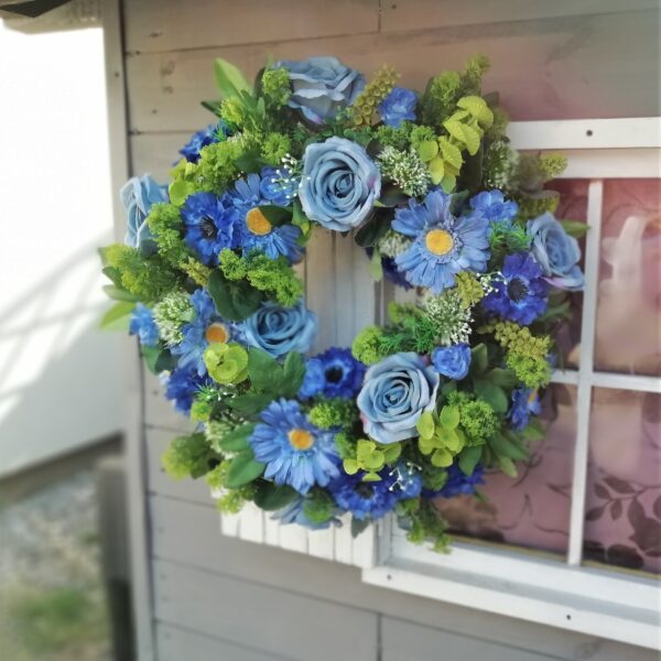 hand made wianek dekoracyjny z niebieskich kwiatów i zieleni