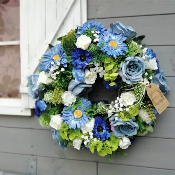 hand made wianek dekoracyjny z niebieskich kwiatów z zielenią