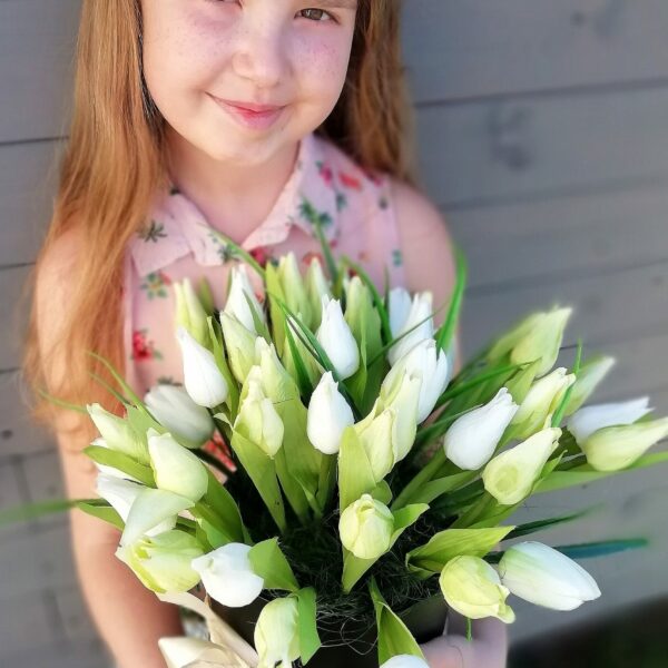 hand made flower box kompozycja z białych i kremowych tulipanów