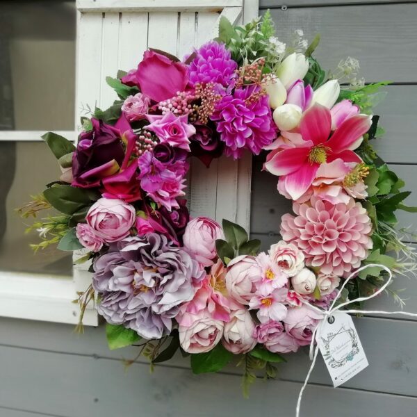 hand made wianek dekoracyjny z blado i ciemno różowych kwiatów z zielenią