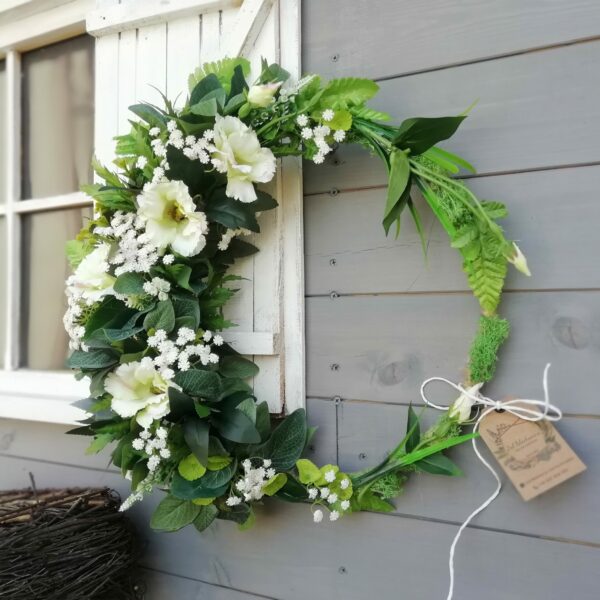 hand made ręcznie robiony asymetryczny ring obręcz dekoracyjna z zielenią i białą eustomą i gipsówką