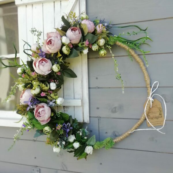 hand made asymetryczny ring obręcz dekoracyjna zielony z pastelowo różowymi pełnikami i jutowym sznurkiem