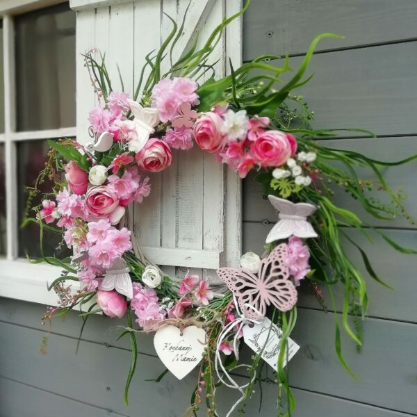 hand made wianek dekoracyjny zielony z różowymi kwiatami i motylami