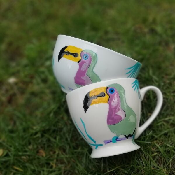 hand made ręcznie malowana porcelanowa biała filiżanka z egzotycznym ptakiem zielono różowym tukanem