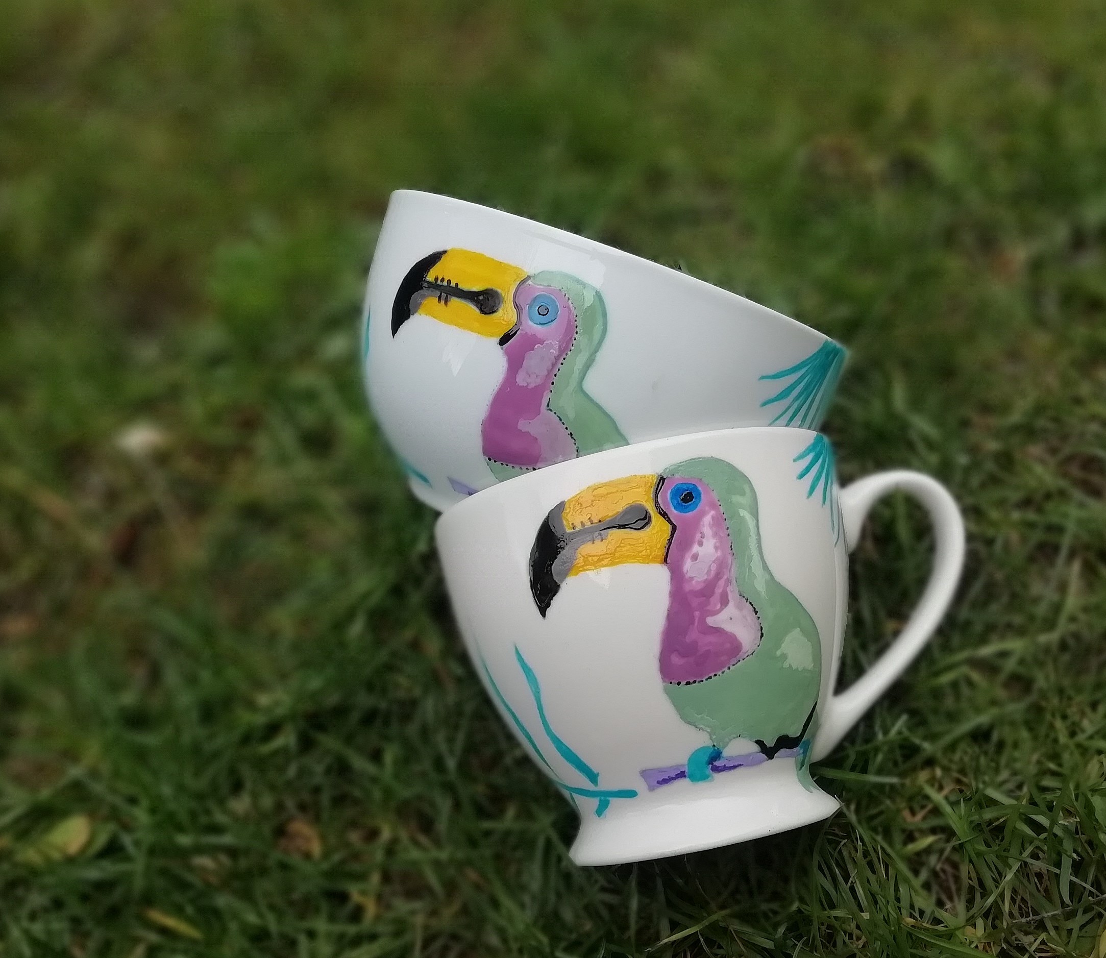 edf hand made ręcznie malowana porcelanowa biała filiżanka z egzotycznym ptakiem zielono różowym tukanem