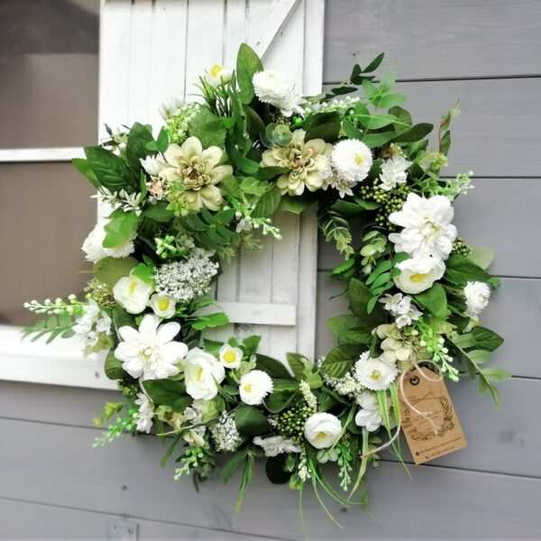 hand made wianek dekoracyjny z białych i kremowych kwiatów z zielenią