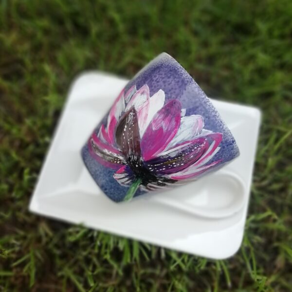 hand made ręcznie malowana fioletowa porcelanowa filiżanka z kwadratowym spodkiem z różowo białym kwiatem