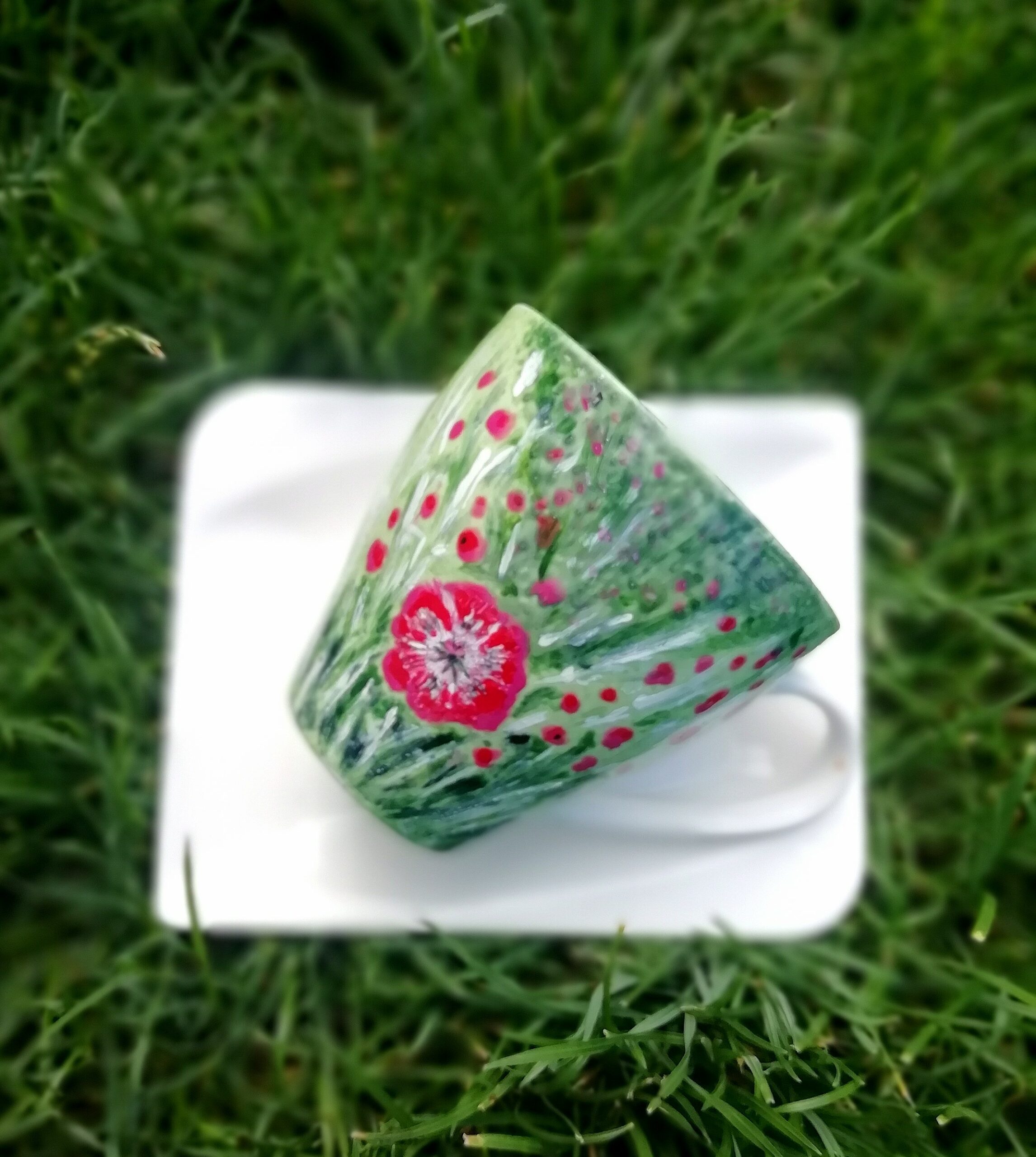 edf hand made ręcznie malowana porcelanowa filiżanka ze spodkiem zielona z czerwonym kwiatem