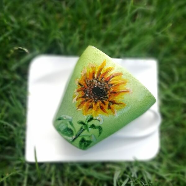 hand made ręcznie malowana porcelanowa filiżanka ze spodkiem zielona z żółtym kwiatem słonecznikiem