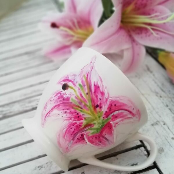 hand made ręcznie malowany biały porcelanowy kubek z różową egzotyczną lilią
