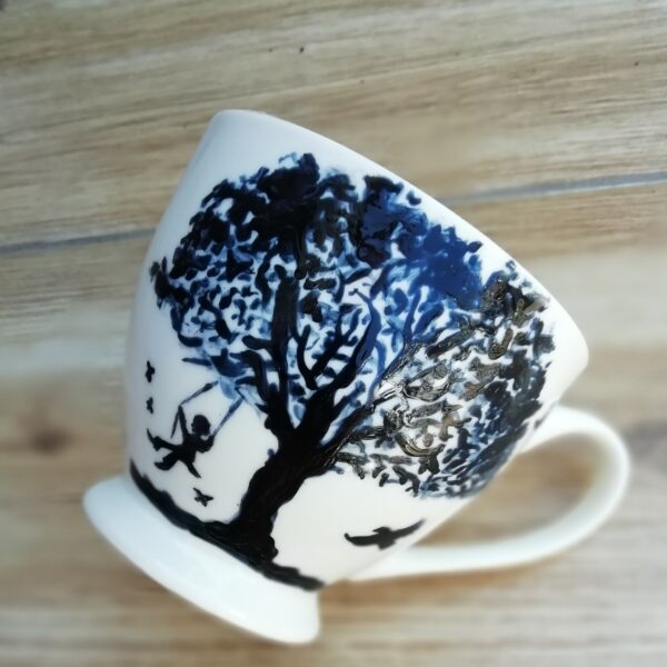 hand made ręcznie malowany biały porcelanowy kubek z czarnym malunkiem drzewa i huśtawki