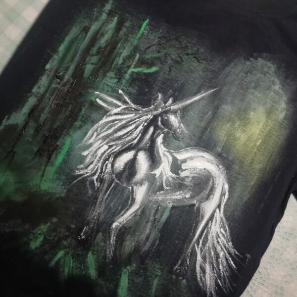 hand made ręcznie malowana czarna koszulka t-shirt z białym jednorożcem
