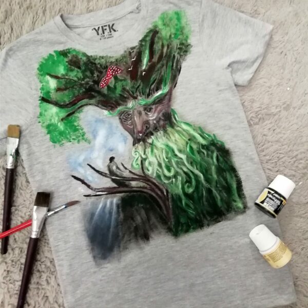 hand made ręcznie malowana szara koszulka t-shirt z zielonym baśniowym drzewem