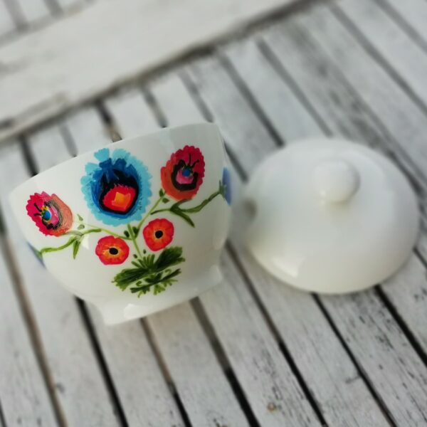 hand made ręcznie malowana biała porcelanowa cukiernica z motywem ludowym łowickim
