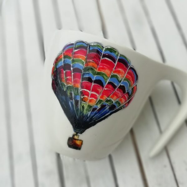 hand made ręcznie malowany biały porcelanowy kubek z kolorowym niebiesko czerwonym lecącym balonem