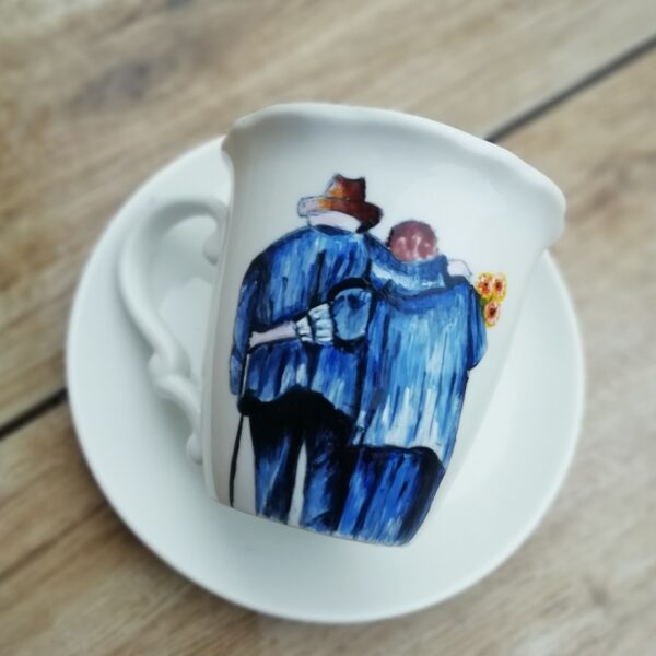 hand made ręcznie malowana biała porcelanowa filiżanka z postaciami obejmująca się para staruszków