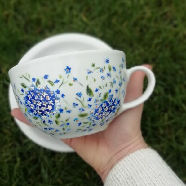 hand made ręcznie malowana biała porcelanowa filiżanka z niebieskimi niezapominajkami