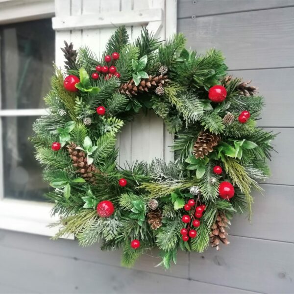 hand made wianek dekoracyjny zielony z czerwonymi owocami i szyszkami