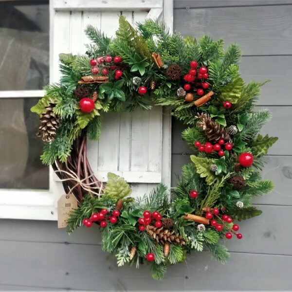 hand made ring obręcz dekoracyjna na drzwi zielona z czerwonymi owocami i szyszkami